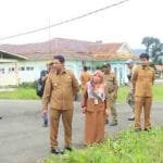 Bupati Halmahera Timur saat meninjau drainase