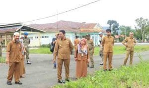 Bupati Halmahera Timur saat meninjau drainase