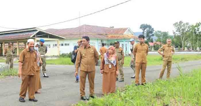 Bupati Halmahera Timur saat meninjau drainase