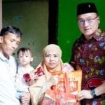 Hardiyanto Kenneth memberikan bantuan kepada balita stunting di Kembangan Jakarta Barat 1