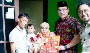 Hardiyanto Kenneth memberikan bantuan kepada balita stunting di Kembangan Jakarta Barat 1
