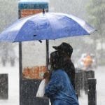 Ilustrasi hujan petir disertai angin kencang di Jawa Timur