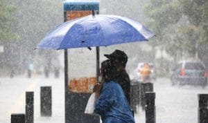 Ilustrasi hujan petir disertai angin kencang di Jawa Timur