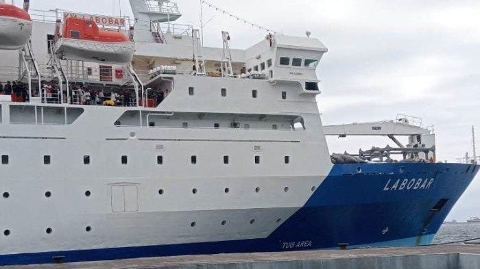 KM Labobar saat di Pelabuhan Samudera Bitung sebelum menabrak sejumlah kapal 1