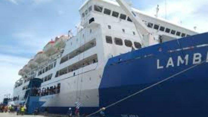 KM Lambelu yang turun di pelabuhan Murhum Baubau