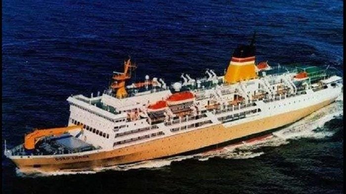 KM Sirimau dari Manokwari menuju Sorong