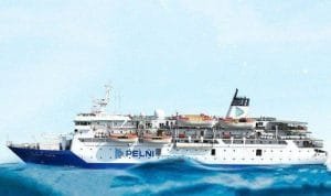 Kapal Pelni Berlayar di Lautan