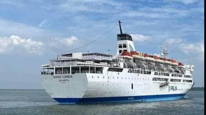 Kapal Pelni KM Dorolonda 1 2