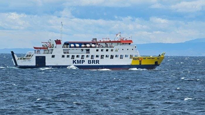 Keindahan KMP BRR saat berada di tengah laut