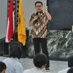 LITERASI DIGITAL Wakil Ketua DPRD Surabaya Arif Fathoni saat h