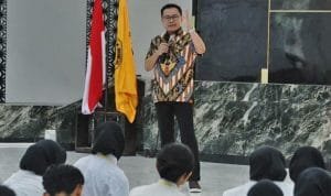 LITERASI DIGITAL Wakil Ketua DPRD Surabaya Arif Fathoni saat h
