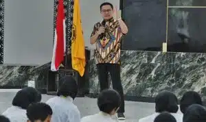 LITERASI DIGITAL Wakil Ketua DPRD Surabaya Arif Fathoni saat h