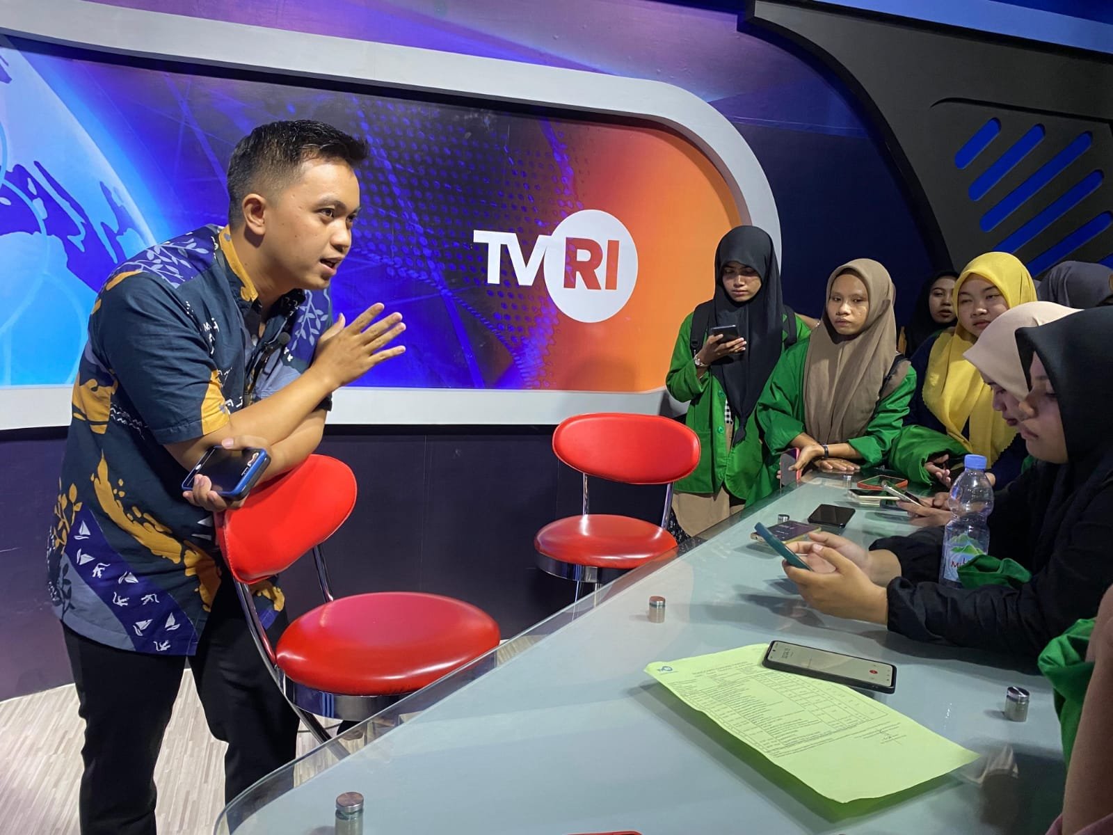 Mahasiswa Jurnalistik UIN Alauddin Belajar Manajemen Media Massa di TVRI Sulsel