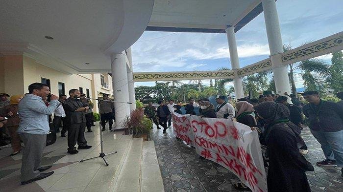 Sejumlah mahasiswa yang tergabung sdf ds