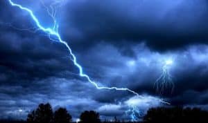 ilutrsasi hujan petir