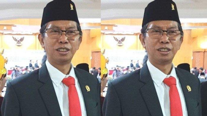 ketua dprd kota surabaya adi sutarwijono pakai songko