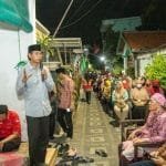 ketua dprd surabaya adi sutarwijono saat menemui warga
