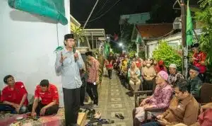 ketua dprd surabaya adi sutarwijono saat menemui warga