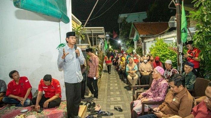 ketua dprd surabaya adi sutarwijono saat menemui warga