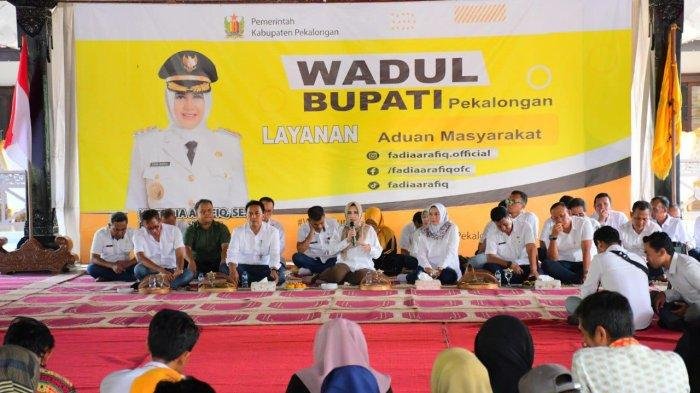 Bupati Pekalongan Fadia Arafiq saat menggelar forum berdialog langsung bersama masyarakat