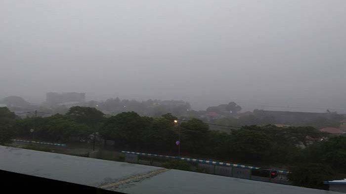 CUACA EKSTREM Tampak kabut akibat hujan lebat