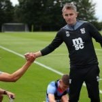 Elkan Baggott bersama pelatih Ipswich Town Kieran McKenna