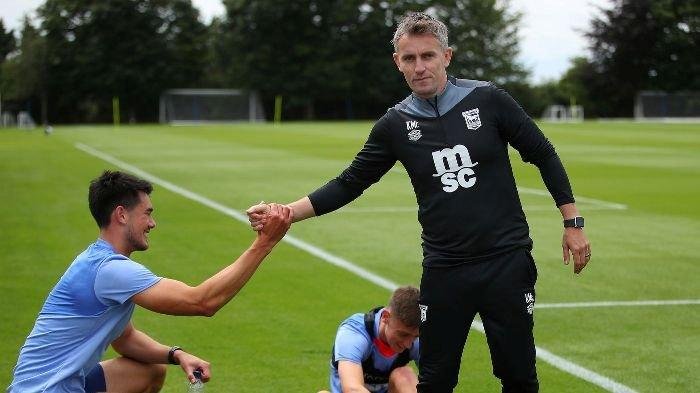 Elkan Baggott bersama pelatih Ipswich Town Kieran McKenna