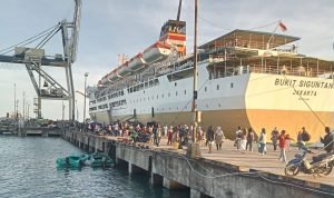 Kapal-Pelni-Bukit-Siguntang-singgah-di-pelabuhan-e1704852358265.jpg Kapal Pelni Bukit Siguntang singgah di pelabuhan e1704852358265