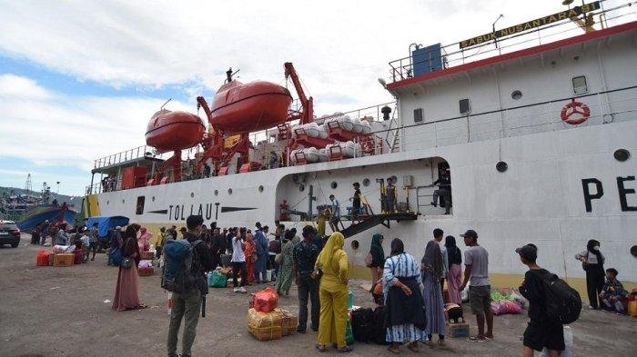 Pemudik tujuan Sapeken berangkat dari Pelabuhan Tanjungwangi Banyuwangi Kamis 442024