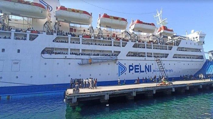 Ribuan penumpang membludak di Pelabuhan Laurentius Say Maumere Kabupaten Sikka