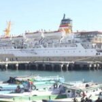 km awu sandar di pelabuhan tenau