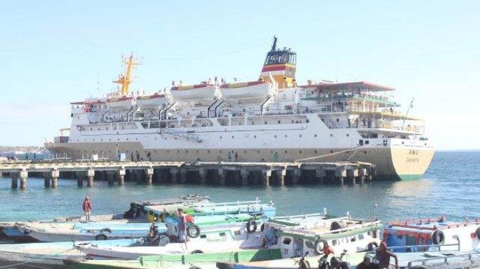 km awu sandar di pelabuhan tenau