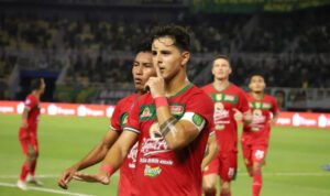 pesepak bola persebaya bruno moreira kanan bersama alfan sua fwuj