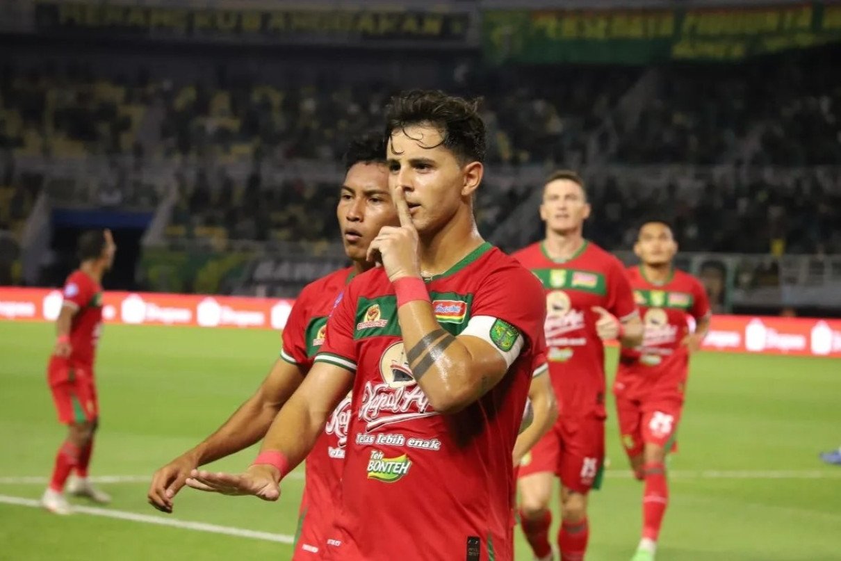 pesepak bola persebaya bruno moreira kanan bersama alfan sua fwuj