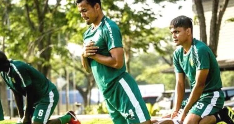 semlah pemain persebaya surabaya latihan di lapangan unesa rabu 292020