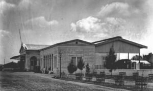 2 Stasiun Surabaya Gubeng di tahun 1880 an foto oleh H. Salzwedel
