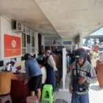 Aktivitas pembelian tiket kapal di kantor Pelni Cabang Ternate