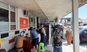 Aktivitas pembelian tiket kapal di kantor Pelni Cabang Ternate