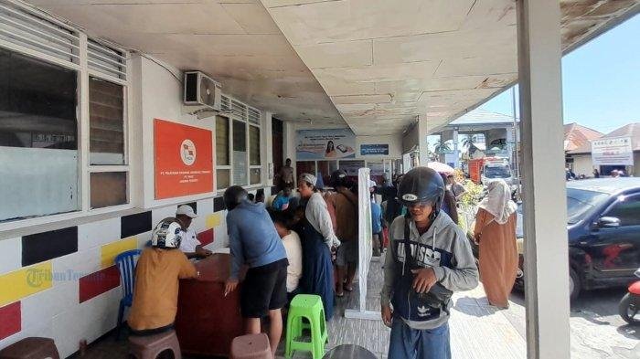 Aktivitas-pembelian-tiket-kapal-di-kantor-Pelni-Cabang-Ternate.jpg Aktivitas pembelian tiket kapal di kantor Pelni Cabang Ternate