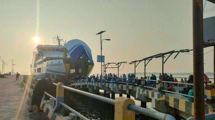 Arus-mudik-di-Natuna-pakai-KMP-Bahtera-Nusantara-01.jpg Arus mudik di Natuna pakai KMP Bahtera Nusantara 01