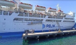 KM Bukit Siguntang bersandar di Pelabuhan Laurentius Say Maumere Minggu 772024