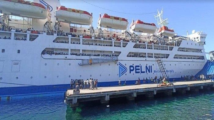 KM Bukit Siguntang bersandar di Pelabuhan Laurentius Say Maumere Minggu 772024