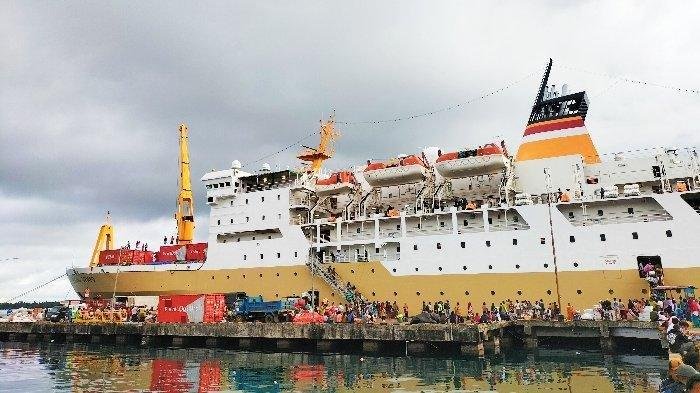 Kapal Motor KM Gunung Dempo sandar di Pelabuhan Manokwari