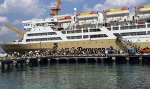 Kapal Pelni KM Bukit Siguntang siap berlayar