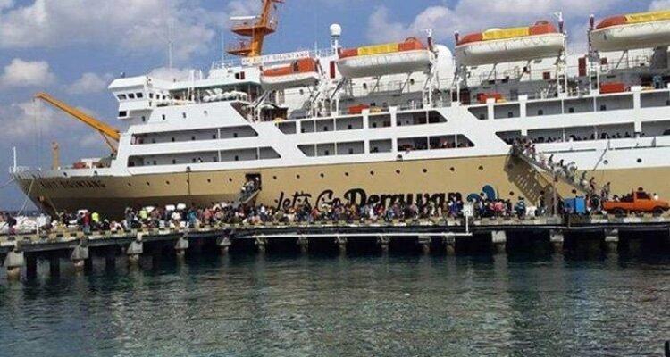Kapal Pelni KM Bukit Siguntang siap berlayar
