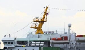 Kapal Pelni KM Kelud berlayar dari Batam