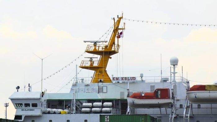 Kapal Pelni KM Kelud berlayar dari Batam