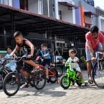 aktivitas bermain di halaman rumah ozay dom