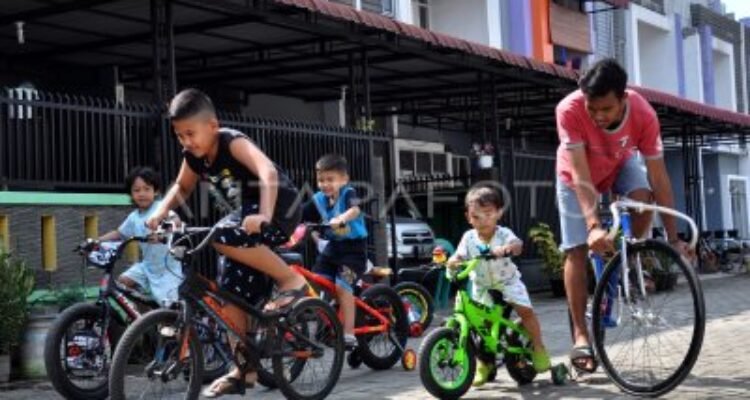 aktivitas bermain di halaman rumah ozay dom