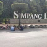 beberapa orang tampak beraktivitas di kawasan simpanglima minggu 3152020